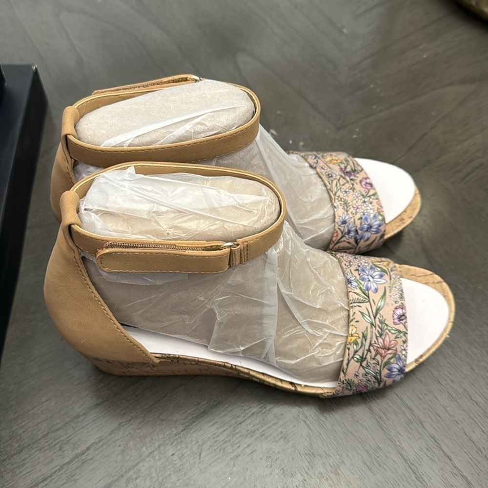 NATURALIZER Areda Ankle Strap Wedge Sandals - Picture 5 of 6